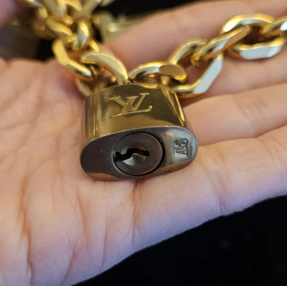 LOUIS VUITTON LOCK & KEY NECKLACE - Picture 4 of 7